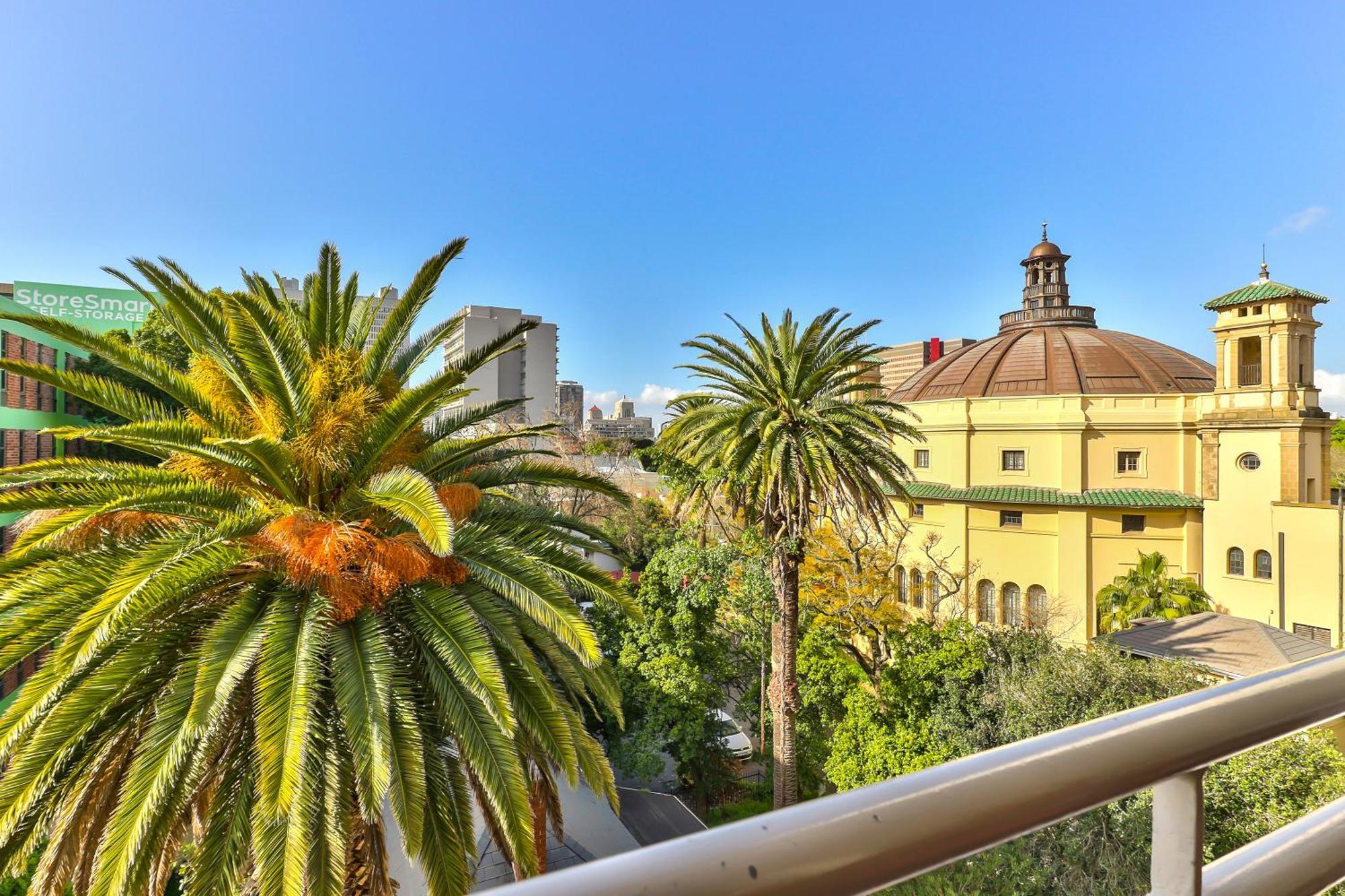 437 St Martini Gardens Apartment